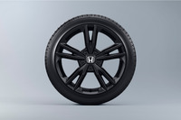 「マットベルリナブラック」で仕上げられた「シビックe：HEV RS」の18インチホイール。
