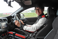 SUPER GTのGT300クラスなどで活躍する松井孝允選手。記者の運転について、「クルマが滑り出してもポンとアクセルを離してはダメです」とアドバイスをくれた。