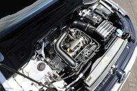 「eTSIアクティブベーシック／アクティブ」に搭載される1リッター直3ガソリンターボエンジン。48Vマイルドハイブリッド機構と組み合わされ、WLTCモードによる燃費は「ゴルフ」で18.6km/リッター、「ゴルフヴァリアント」で18.0km/リッターとなっている。（写真：荒川正幸）