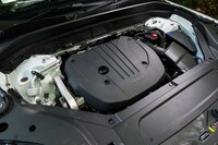 「B5」のパワートレインは2リッター直4ガソリンターボエンジンと48Vマイルドハイブリッドシステムの組み合わせ。トランスミッションはアイシン製のトルクコンバーター式8段ATだ。