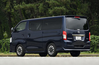 「キャラバンAUTECH」の外板色は、同モデルのイメージカラーとされる写真の「ダークブルー」を含め、「ピュアホワイトパール」「ミッドナイトブラック」「ダークメタルグレー」の全4色が用意されている。