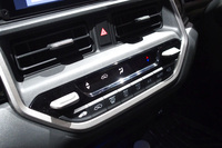 センターコンソールに備わるエアコンの吹き出し口と同コントロールパネル。オーソドックスなスイッチ式で、奇をてらわない誰もが直感的に操作しやすいデザインが採用されている。