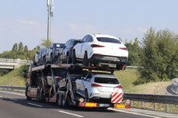 メルセデス・ベンツの「GLEクーペ」や「A180d」を載せた積載車。2020年7月に撮影。