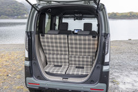 「N-BOXジョイ」は後席のシートバックの背面とラゲッジの床面にもチェックのはっ水ファブリックを使う。各社とも自転車の積みやすさを競っているが、チェック柄が汚れるので心理的に遠慮してしまいそうだ。