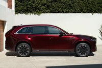 北米で販売される「CX-90」のボディーサイズは全長×全幅×全高＝5100×1994×1745mm。ホイールベースは「CX-80」と同等だが、全長はこちらのほうが110mm大きい。