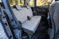 後席は左右2分割で座面の前後スライドとリクライニングが可能。この手のクルマの常で足元と天井の広さは文句なし。