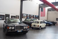 写真左は「ベントレー・ミュルザンヌ（RHD）」。後方の「ロールス・ロイス・シルバーシャドウI」とともに、英国車にも敬意を払っていた一面がうかがえる。写真はいずれも2015年4月撮影。