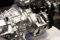 エンジンとトランスミッションの間に挟まる動力伝達／遮断機構（クラッチ）ユニットの薄さも特徴。関係者いわく、「さまざまなエンジンやトランスミッションに組み合わせられる。MT車のHEV化も検討している」とのことだった。