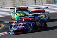 スバルとして初のGT300クラス王者となったNo.61 SUBARU BRZ R&D SPORT（井口卓人／山内英輝）。その後方に見える白いマシンは、最終戦を制したNo.60 SYNTIUM LMcorsa GR Supra GT。