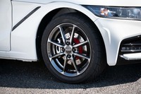 アルミホイールはステルスブラック塗装から、ブラックのスパッタリング仕上げに変更されている。