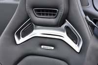 シートにはシートヒーターの他、温風が首元に吹き出す「エアスカーフ」が備わる。温風の温度は乗員の好みに合わせて3段階で調節が可能。