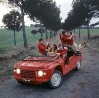 1970年における「メアリ」のイタリア版広告写真。島しょ部でいまだメアリが現役なのは、代替となるクルマがない証拠である。