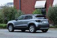 今回試乗した「アベンジャー」のボディーカラーは、5万5000円の有償色となる「グラナイト」。これを含め、ボディーカラーは全4色から選択できる。