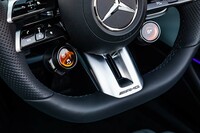 「AMGパフォーマンスステアリング」（写真）はセンターの斜め下に走行モードのセレクトスイッチを装備する。