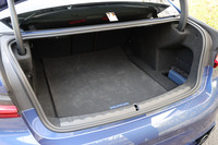 荷室容量はベースモデルと同じく480リッター。スイッチやリモコンで開閉が行える「オートマチックトランクリッドオペレーション」は6万9000円のオプションアイテムとなる。