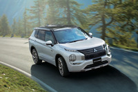 「パジェロ」が生産中止のため三菱の新たなフラッグシップに押し出された「アウトランダー」。