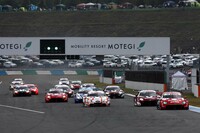 GT500クラスのスタートシーン。予選トップのNo.3 Niterra MOTUL Z（写真右端）は、レース終盤、勝利まであと一歩というところで痛恨のコースオフ。グラベルにはまってしまい、涙をのんだ。
