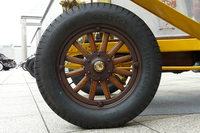 足もとを拝見すると……