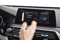 インフォテインメントシステムには、モニターの画面に触れることなく手先の動きだけで各種の操作可能な「ジェスチャーコントロール」機能が含まれる。