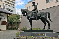 「秋山兄弟生誕地」にて。騎兵隊として活躍した秋山好古の像。