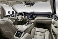 モデルチェンジを機に、室内のボタンやスイッチ類は大幅に削減された。多くの操作は、タッチパネル式のセンターディスプレイを介して行う。