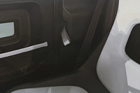 助手席側ロック解除用ストラップは、ドアの後方に。