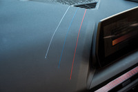 センタースクリーンの裏側には赤青白のMカラーの3本ステッチがあしらわれる。