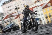 車両の骨格にはスチール製のトレリスフレームを採用。リアのスイングアームともども、よりパワフルなエンジンに合わせて新設計されたものだ。