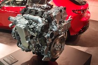 次世代型ガソリンエンジン「スカイアクティブX」。新型「マツダ3」に搭載される。