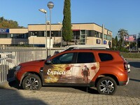 「エロイカ」のイメージ写真でドアをラッピングした「ダチア・ダスター」の1号。