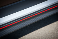 テスト車にはディーラーオプションとして用意される、カーボン調の模様と赤いラインが目を引く外装パーツが装着されていた。