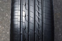 特徴的なデザインを採用する「GR-XII」のトレッド面。太いタテ溝の間にあるくさび形や三角形のパターンが「ダブルブランチ型消音器」と呼ばれるもの。従来品に比べ、新品時のロードノイズは5％低減しているという。