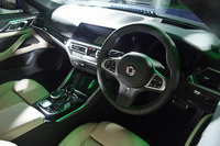 ブルーとグリーンのステッチが施された、天然ラバリナレザーを用いたステアリングホイールが備わる。