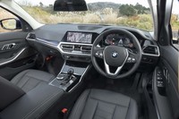 センタースクリーンやエアコン操作パネルが右を向いた、BMWらしいドライバーオリエンテッドなコックピット。随所にピアノブラックのアクセントが施される。