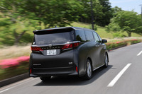 街なかから高速、そしてワインディングロードにいたるまで、重厚でゆったり安定したフラット感が味わえる「アルファード スペーシャスラウンジ プラグインハイブリッド」。市街地における後席の乗り心地は申し分ないが、高速やワインディングロードなどで快適に移動したい場合は、リアシートのポジション設定にひと工夫が必要だ。