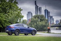 クーペのようなルーフラインが特徴の「GLCクーペ」。「GLC」と比べた場合、全長は7cmほど長く、車高は約4cm低くなっている。