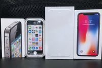 ボクが買った歴代iPhoneの空箱。左から「4S」「5c」「6 Plus」そして「X」。これ以前に、「3GS」もあった。米国クパチーノの本社ビル建設には、ボクの“お賽銭”も貢献しているはずだ。