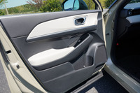 ダッシュボードとドアパネルの白い部分にはソフトパッドを採用している。