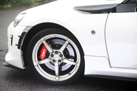 
	「TRD SF3」と名付けられた18インチホイール。その内側にはモノブロックのブレーキキャリパーがおさまる。
	