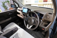 標準車のインテリアは、温かい印象の、ブラウンとアイボリーのツートンカラーとなっている。