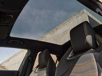 巨大なパノラマルーフに覆われるインテリアは、再生プラスチックや本革に代わるアニマルフリー素材があしらわれる。