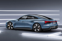 アウディが「e-tron GT」を日本初公開　2モーター4WDを搭載した電動の4ドアクーペの画像