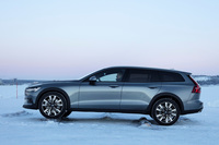 特設コースにて、左右交互に置かれた丸太を乗り越えていく「V60クロスカントリー」。