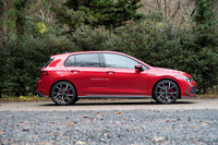 空力性能のさらなる向上も新型「GTI」のトピック。車体後部にかかるリフト量を抑え、前後のバランスを整えている。