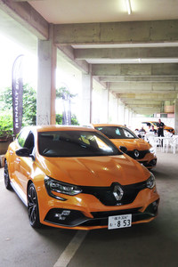 同乗体験に供された、2台の「メガーヌR.S.」。