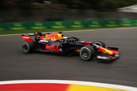 予選、決勝ともメルセデス勢に次ぐ3番手が定位置となりつつあるレッドブルのマックス・フェルスタッペン（写真）。しかし今回の予選では、2位ボッタスに0.015秒と僅差で迫ることができた。レースではそのボッタスに食らいつくシーンも見られたが、後半になるとタイヤからのバイブレーションがひどくなり後退を余儀なくされ、結果3位だった。「3位が精いっぱい、退屈なレースだった」とは本人の弁。（Photo=Getty Images / Red Bull Content Pool）