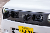 上級グレードの「e：L」には急速充電機能が標準で装備される。充電ポートはフロントグリル内に設置されており、左側が普通充電口、右側が急速充電口となる。フロントグリルには、廃バンパーのリサイクル材が使用されている。