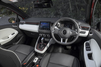 ダッシュボードやドアパネルなどがソフトパッドで覆われる、質感の高いインテリアも新型「ルーテシア」のセリングポイント。