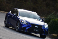 新型「LS」は、新開発のエアサスペンションを採用。優れた操縦安定性と上質な乗り心地との両立が図られている。ロールが大きいように見えるが、ドライバーに不安感はまったくない。