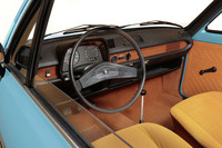 シンプルできゃしゃなつくりのインテリアは時代を感じさせる。しかし、その色使いはおしゃれでモダン。